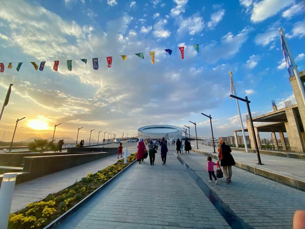 alt: نمایی از جشنواره بین‌المللی کودک و نوجوان در اصفهان با حضور خانواده‌ها و مجری‌های محبوب کودکان
